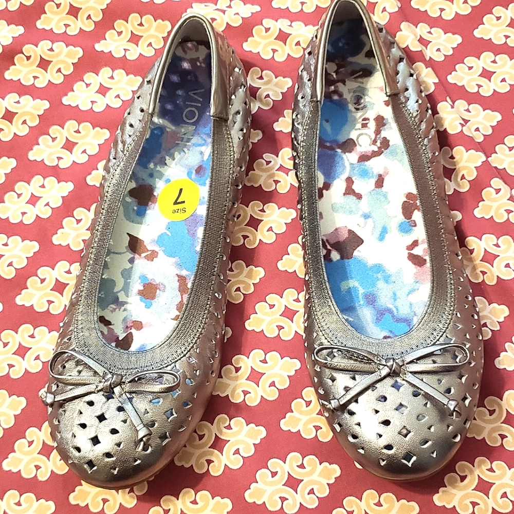 NWOB Vionic 7 Spark Surin perforated leather ballet flats platinum